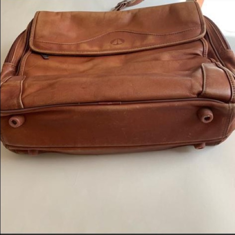 Avenues in leather Messenger Bag - Picture 3 of 10